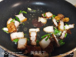 油炸五花肉炒香菇步骤4