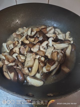 油炸五花肉炒香菇步骤6