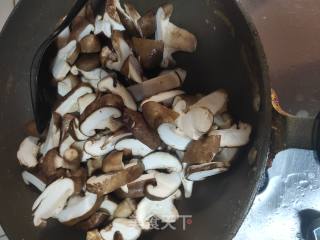油炸五花肉炒香菇步骤5