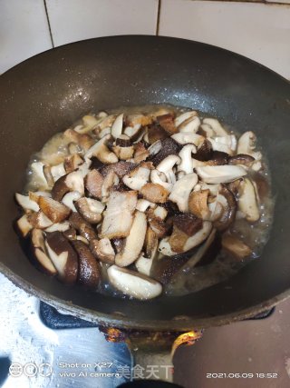 油炸五花肉炒香菇步骤7
