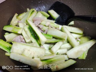 肉片炒丝瓜步骤4
