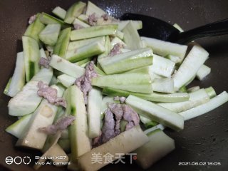 肉片炒丝瓜步骤3