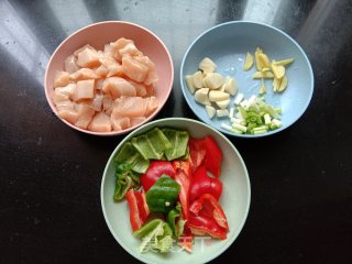 溜肉段（鸡胸肉版）步骤1