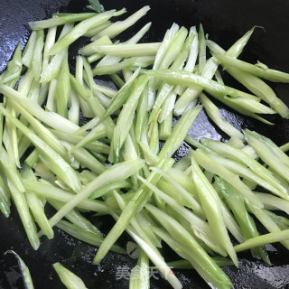 西芹炒甜百合步骤6