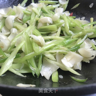 西芹炒甜百合步骤9