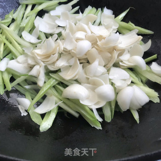 西芹炒甜百合步骤7