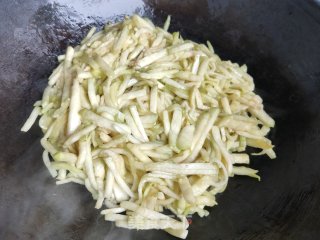 虾仁炒茄丝步骤8