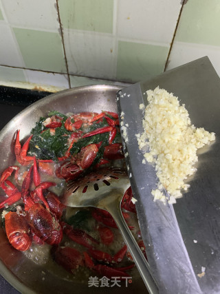 蒜蓉紫苏小龙虾步骤7