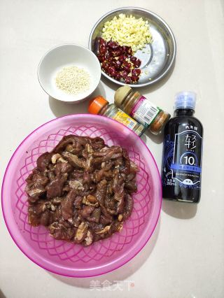 香辣干煸牛肉步骤1