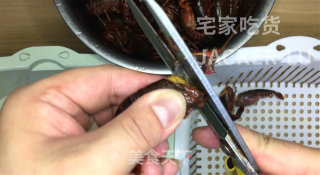 简易版麻辣小龙虾，好吃又简单，麻辣鲜香。步骤1
