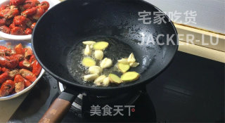简易版麻辣小龙虾，好吃又简单，麻辣鲜香。步骤6