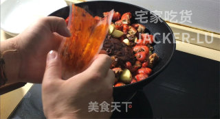 简易版麻辣小龙虾，好吃又简单，麻辣鲜香。步骤8