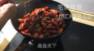 简易版麻辣小龙虾，好吃又简单，麻辣鲜香。步骤7