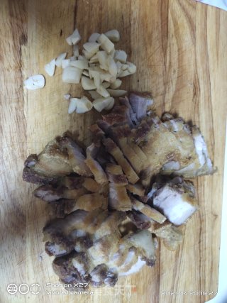 五花肉炒蒜薹步骤1