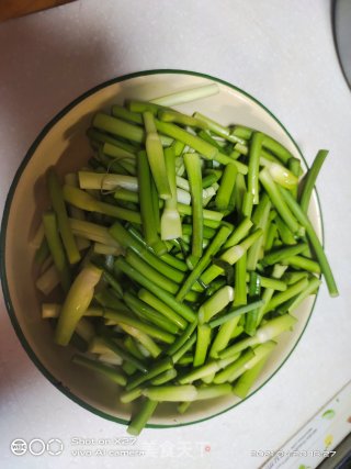 五花肉炒蒜薹步骤2