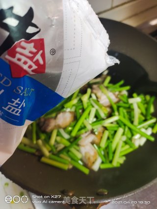 五花肉炒蒜薹步骤5