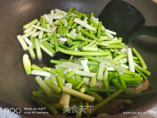 五花肉炒蒜薹步骤4