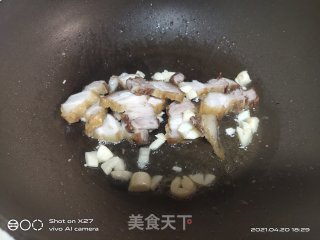 五花肉炒蒜薹步骤3