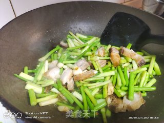 五花肉炒蒜薹步骤7