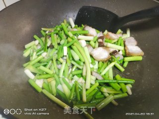 五花肉炒蒜薹步骤6