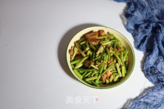 五花肉炒蒜薹步骤8