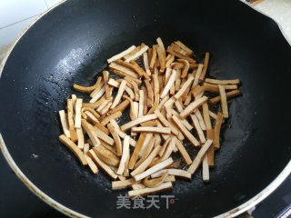 包菜豆干炒粉条步骤5