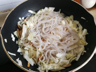 包菜豆干炒粉条步骤7