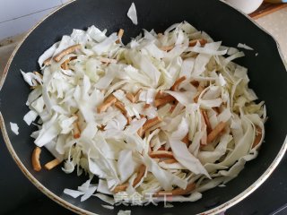 包菜豆干炒粉条步骤6