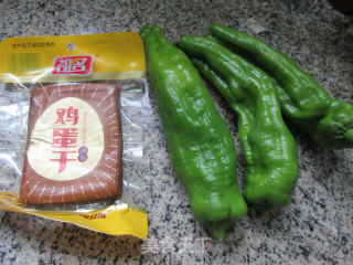 鸡蛋干炒皱皮椒步骤1