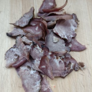 腊猪舌炒包菜步骤1