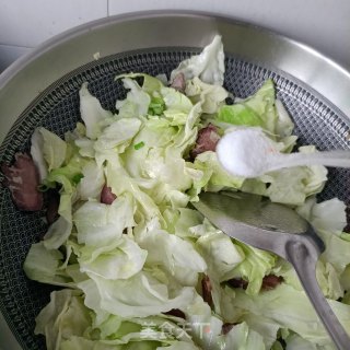 腊猪舌炒包菜步骤5