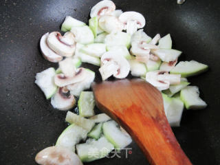 佐餐盐方蘑菇炒蒲瓜步骤5