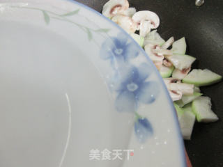 佐餐盐方蘑菇炒蒲瓜步骤6
