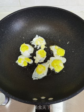 爆炒鹌鹑荷包蛋步骤4