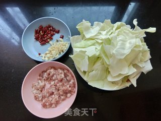 肉末炒包菜步骤1