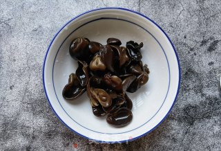 洋葱木耳拌鸡蛋皮步骤1