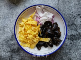 洋葱木耳拌鸡蛋皮步骤8