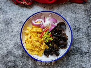 洋葱木耳拌鸡蛋皮步骤10