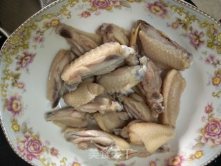 酸香爆炒鸡翅焖木耳步骤3