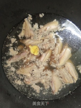 酸香爆炒鸡翅焖木耳步骤2