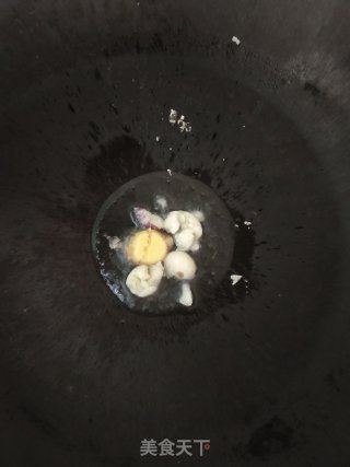 酸香爆炒鸡翅焖木耳步骤5