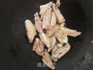 酸香爆炒鸡翅焖木耳步骤6