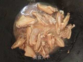 酸香爆炒鸡翅焖木耳步骤8