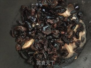 酸香爆炒鸡翅焖木耳步骤9