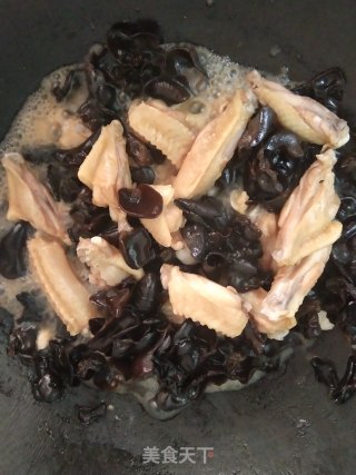酸香爆炒鸡翅焖木耳步骤10