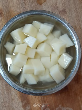 酸辣土豆烩丸子步骤3