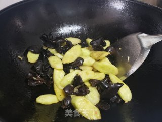 黄瓜炒黑木耳步骤4