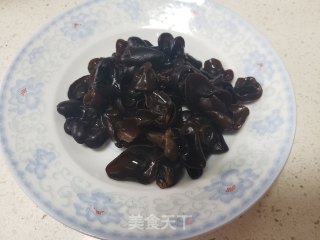 黄瓜炒黑木耳步骤3