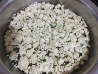 肉片炒有机菜花步骤2