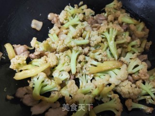 肉片炒有机菜花步骤8